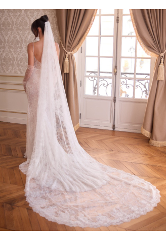 Bianco Evento S547 – Ivoorkleurige kathedraalsluier van Chantilly-kant, 300 cm